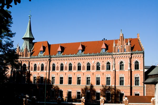 Un vecchio edificio con una torre a Cracovia, Polonia — Foto Stock