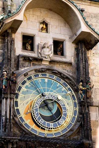 Reloj con figuras en el Ayuntamiento de Praga, República Checa — Foto de Stock