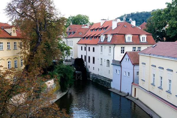 Antiguo edificio con techo de pizarra y un río, Praga, República Checa —  Fotos de Stock