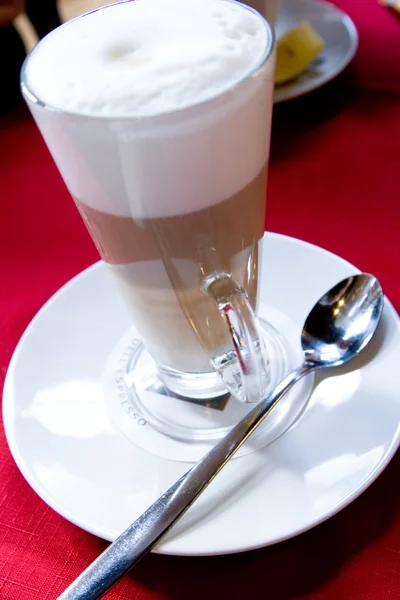 Café aromatique au lait dans une tasse transparente — Photo