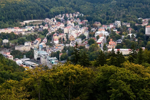 チェコ共和国の高さを持つカルロヴィ ・ ヴァリの町 — ストック写真