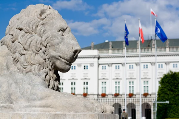 Socha lva nedaleko Královského paláce ve Varšavě, Polsko. — Stock fotografie