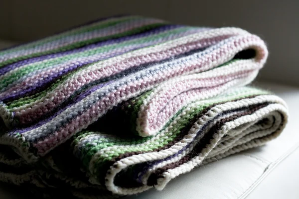 흰색, 보라색, 녹색과 분홍색 줄무늬와 줄무늬 양탄자 뜨개질 — 스톡 사진