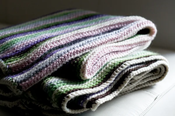 Strickteppich mit weißen, lila, grünen und rosa Streifen — Stockfoto