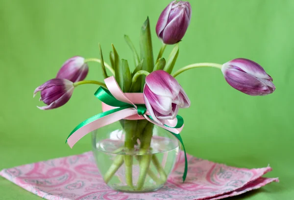 Bouquet délicat de tulipes violettes dans un vase transparent — Photo