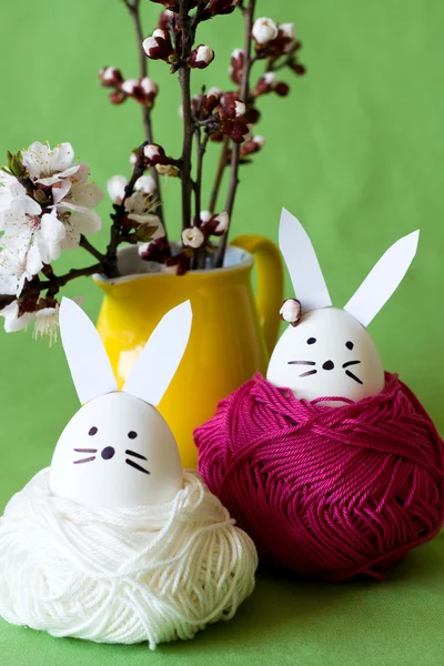 Huevos de Pascua decorativos y un montón de ramitas de flores de cerezo —  Fotos de Stock