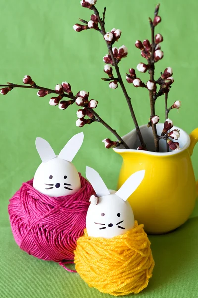 Decoratieve Pasen eieren en een bos van takjes kersenbloesem — Stockfoto