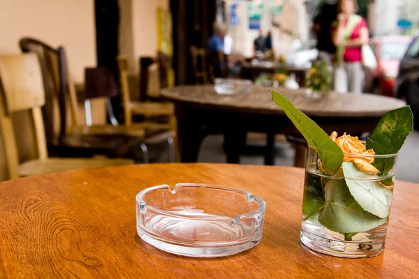 Tabel met een vaas in een openlucht café, krakow, Polen, Europa. — Stockfoto