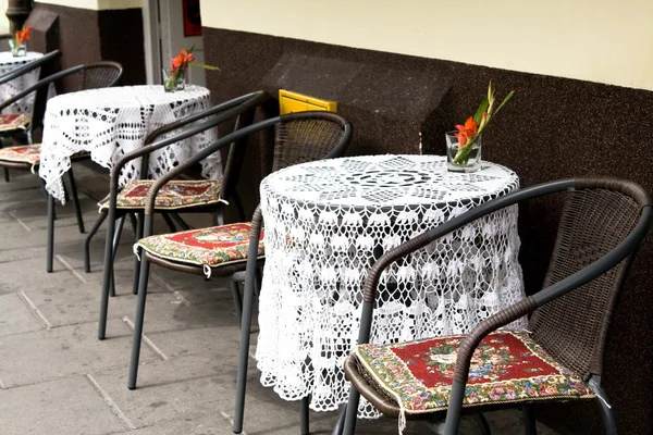 Mesas con manteles de ganchillo en un café al aire libre, Cracovia, Polonia, Europa . — Foto de Stock