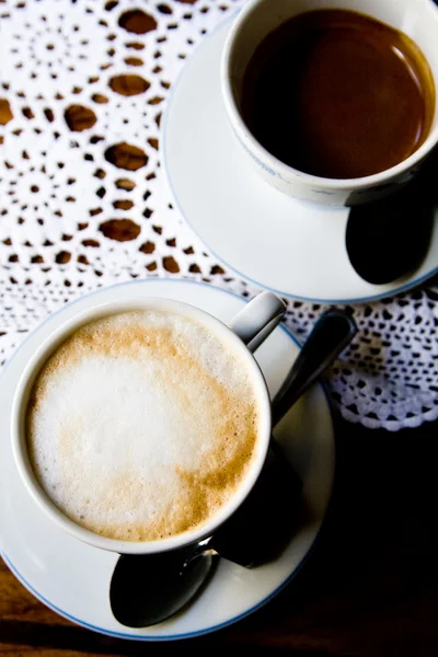 Café au lait et café noir pour le petit déjeuner — Photo