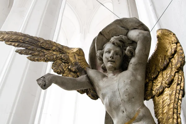 Anioły z pozłacanymi skrzydła w katedrze w Gdańsk, Polska, Europa. — Zdjęcie stockowe