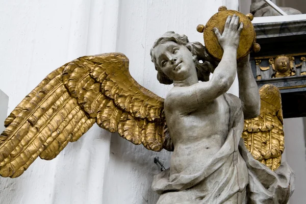 Anioły z pozłacanymi skrzydła w katedrze w Gdańsk, Polska, Europa. — Zdjęcie stockowe