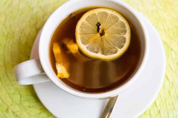 Вкусный чай с корицей, гвоздикой и лимоном на завтрак — стоковое фото