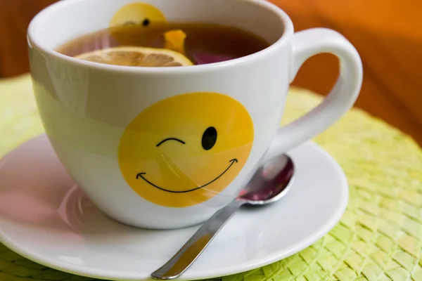 Chá saboroso com canela, cravo e limão no café da manhã — Fotografia de Stock