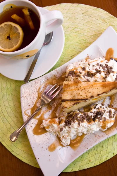 Deliziosa torta di formaggio con panna montata e caramello — Foto Stock