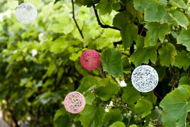 üzüm sokak topları iplik ile süslenmiş