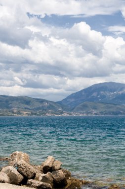mavi deniz ve dağlar mesafe, Yunanistan.