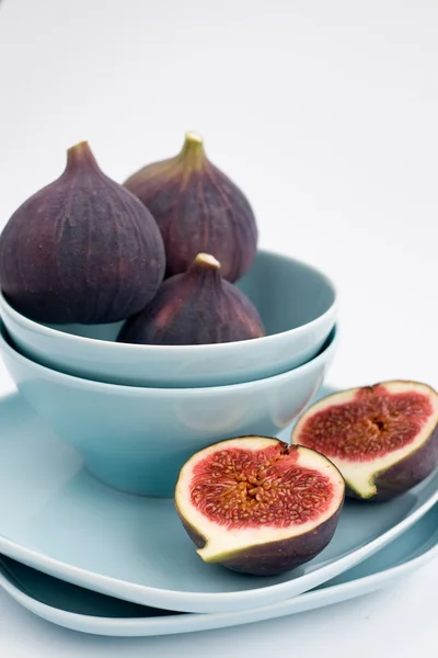 Ripe figs lying on a blue plate on a white backgroun — Stock Photo, Image