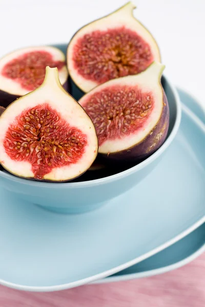 Ripe figs lying on a blue plate on a pink napkin — Stock Photo, Image