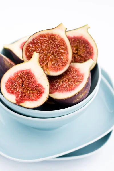 Ripe figs lying on a blue plate on a white backgroun — Stock Photo, Image