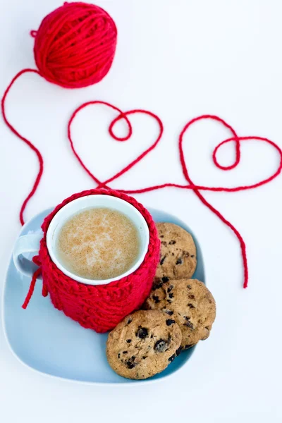 Blue cup with red knitted cover and the heart of the thread — Stock Photo, Image