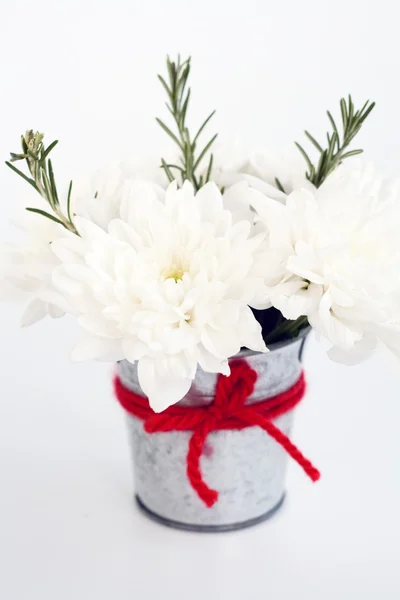 Λευκά λουλούδια και κλωναράκια δεντρολίβανο σε ένα μικρό κουβαδάκι κασσίτερου — Φωτογραφία Αρχείου