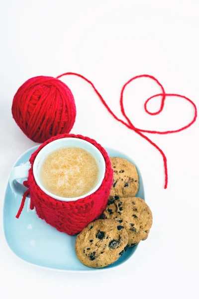 Blue cup with red knitted cover and the heart of the thread — Stock Photo, Image