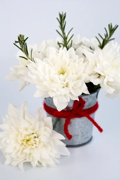 Bílé květy a snítky rozmarýnu v malé plechové vědro — Stock fotografie