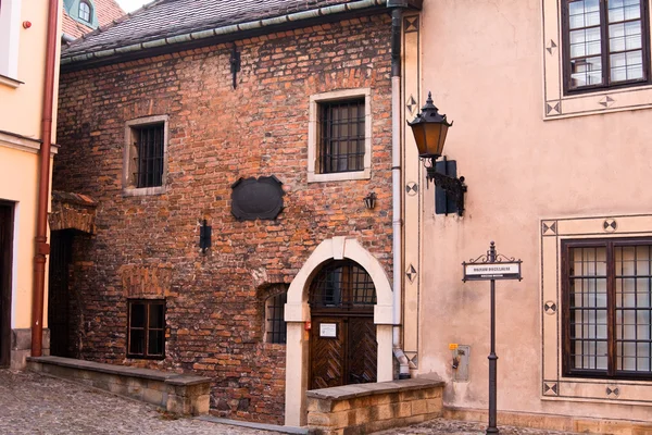 タルヌフのポーランドの町で、古代の通り — ストック写真