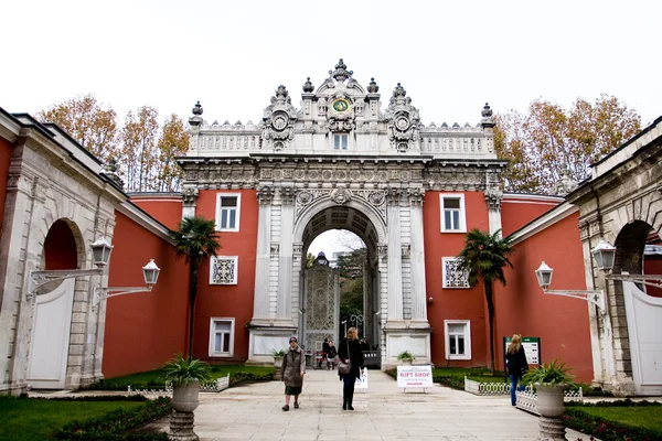 ISTANBUL - November 20: the Gate of the Sultan, Dolmabahce Palace, on November 20 in Istanbul,Turkey. Dolmabahçe Palace was ordered by the Empire's 31st Sultan, Abdülmecid I. — Zdjęcie stockowe