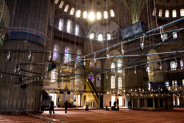 ISTANBUL - 21 de novembro: Interior da Mesquita Sultan Ahmed em 21 de novembro de 2013 em Istambul, Turquia. Esta é a maior mesquita de Istambul do Sultão Ahmed é uma grande atração turística . — Fotografia de Stock