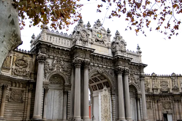 ISTANBUL - November 20: the Gate of the Sultan, Dolmabahce Palace, on November 20 in Istanbul,Turkey. Dolmabahçe Palace was ordered by the Empire's 31st Sultan, Abdülmecid I. — Stock Photo, Image