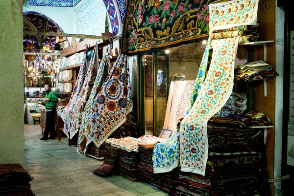Istanbul, 22. listopadu: lidé nakupovat v grand bazar v Istanbulu, Turecko, zahrnuty jeden z největších trhů na světě, istanbul, 22. listopad — Stock fotografie