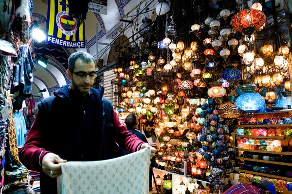 ISTANBUL, November 22: People shopping in the Grand Bazar in Istanbul, Turkey, one of the largest covered markets in the world, Istanbul, November 22 — Stock Photo, Image