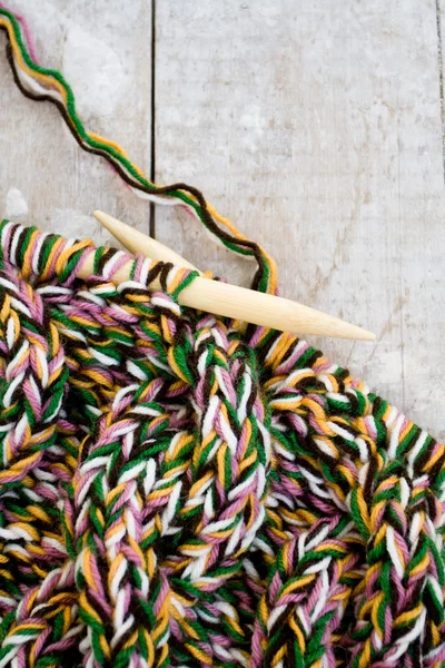 Knitting needles and yarn on wooden background — Stock Photo, Image