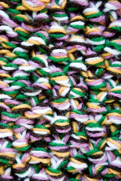 Örülmüş el işi kumaş yünlü tasarım dokusu ve örgü iğnesinin ayrıntıları. Kumaş bej arkaplan — Stok fotoğraf