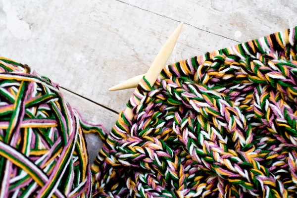 Aiguilles à tricoter et fil sur fond en bois — Photo