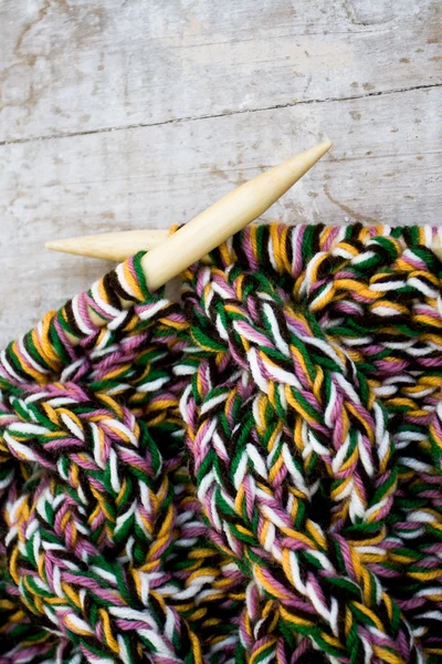 Aiguilles à tricoter et fil sur fond en bois — Photo