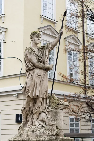 Jedna ze soch na náměstí s trhem ve Lvově — Stock fotografie