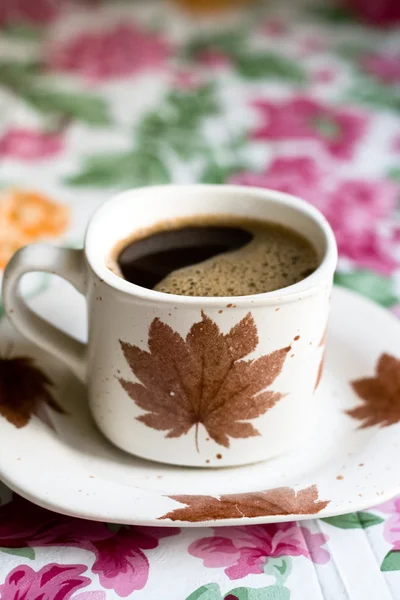 Чашка черного кофе в чашке на завтрак — стоковое фото
