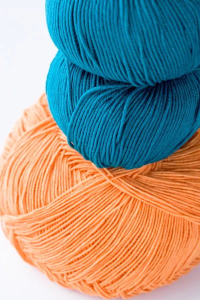 Twee strengen van garens en een turquoise oranje garens — Stockfoto