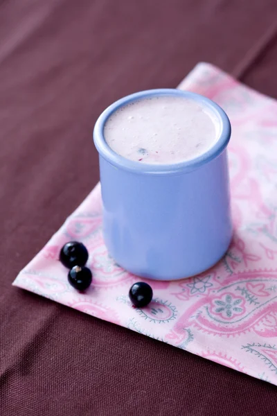 Домашний йогурт с ягодами в керамической миске — стоковое фото