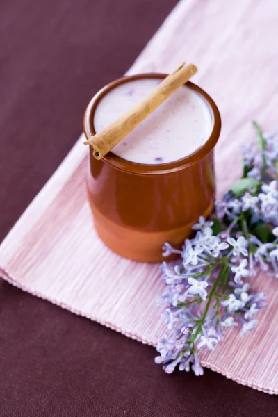 Hausgemachter Joghurt mit Beeren und einem Strauß Frühlingsblumen — Stockfoto