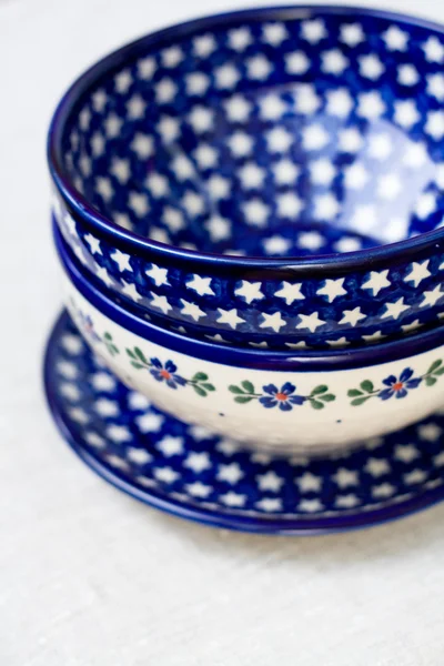 National Polish ceramic dishes on a gray cloth — Stock Photo, Image