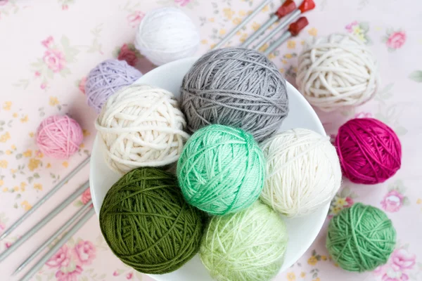 Viele bunte Strickkugeln auf dem Hintergrund — Stockfoto