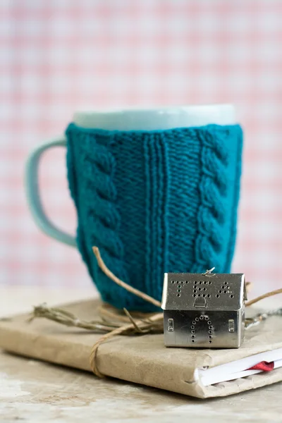 Coupe bleue dans un pull bleu debout sur un vieux carnet — Photo