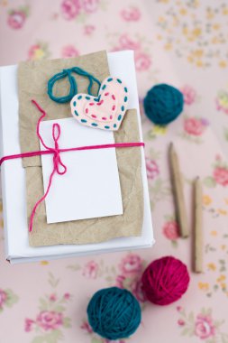 aşk notları ve parlak iplik topları için eski defter