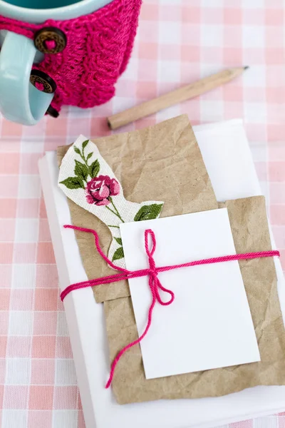 Cuaderno viejo para notas de amor y una taza azul en un suéter — Foto de Stock