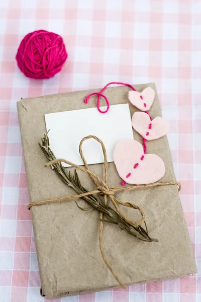 Cuaderno viejo con una rama seca de romero para notas de amor — Foto de Stock