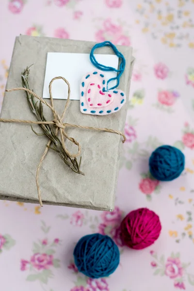 Cuaderno viejo con una rama seca de romero para notas de amor — Foto de Stock